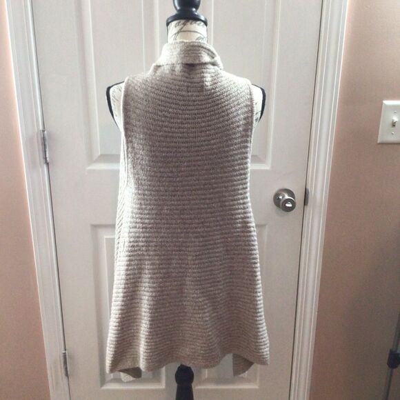 Women’s Old Navy Cream Sleeveless Drape Front Cardigan Size Medium - Picture 4 of 6